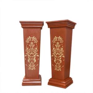 Pedestal color teja con dibujo ornamental