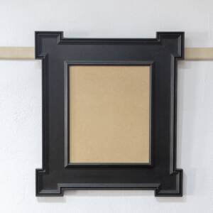 Marco negro con esquinas salientes