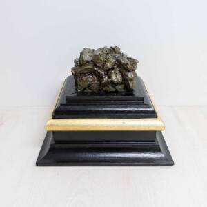 Peana para crucifijo con imitación monte