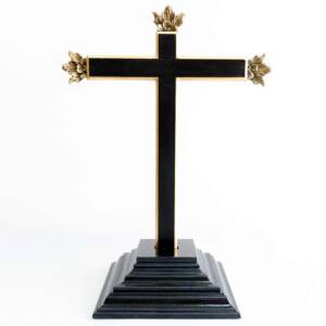 Cruz policromada en negro con remates bronce y peana