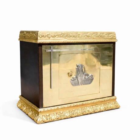 Sagrario de metal y madera